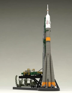 Модель 1/150 Plastic Model Soyuz Rocket & Transport Train изображение 1