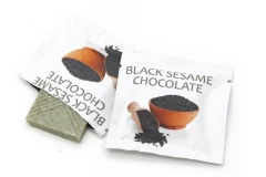 Продукт Шоколад (Okasi) с черным кунжутом, плитка 5г производитель Okasi